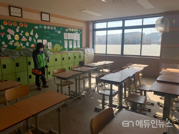 개학 앞둔 학교 교실 '코로나19' 방역 작업 모습.(사진=경북교육청)