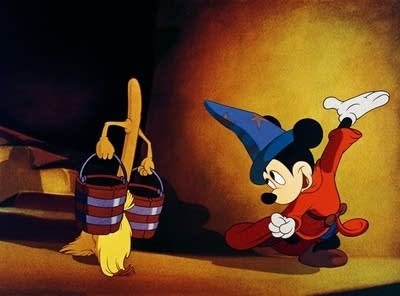 영화 '환타지아, Walt Disney's Fantasia' 중에 나오는 '마법사의 제자'에서는 미키마우스가 빗자루에게 주문을 외워서 요술을 부리는 내용으로 구성돼 있다.(사진출처=The Walt Disney Company).