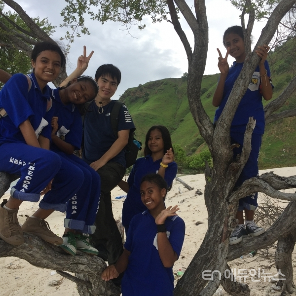 동티모르 아이들은 나무 타는 것을 참 좋아한다.  태양 볕 아래는 너무 덥지만 나무 그늘에 앉아 있으면 얼마나 시원한지 모른다.(사진=김인규 교사)
