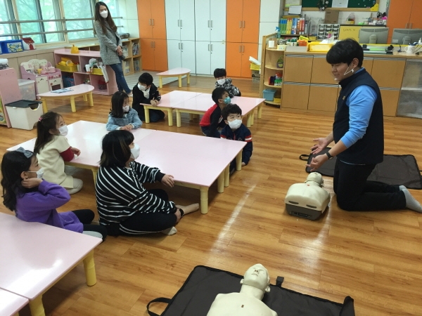 초등 돌봄교실의 학생들을 대상으로 인공호흡에 대한 안전교육이 이뤄지고 있다.(사진=인천시교육청)