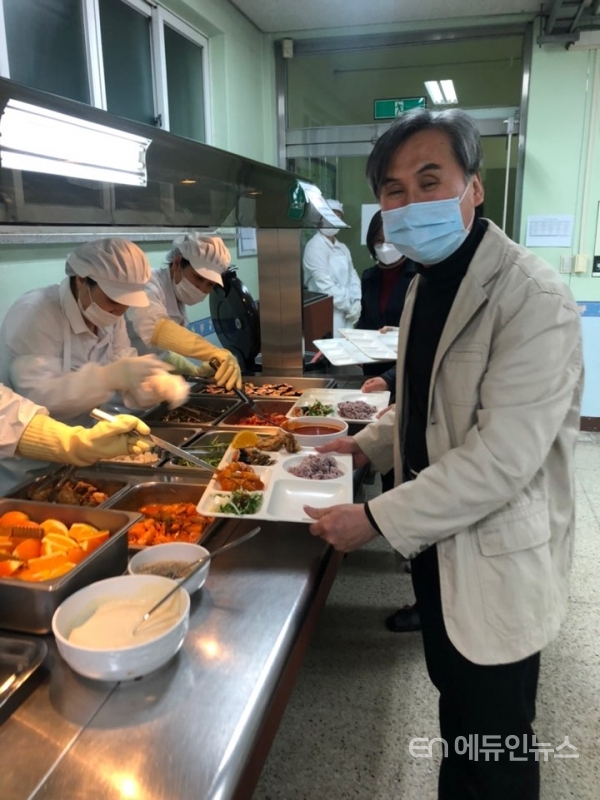 서울 화원중 손기서 교장이 운반 급식을 통해 급식 공무직으로부터 배식을 받고 있다.(사진=화원중)