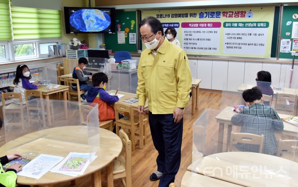 &nbsp;김석준 부산교육감이 15일 성북초등학교를 방문, 교실에 설치된 칸막이를 살펴보고 있다.(사진=부산시교육청)&nbsp;<br>