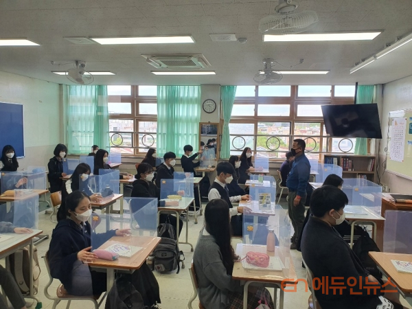 지난 20일 개학한 안산 송호고 고3 교실 풍경.(사진=지성배 기자)