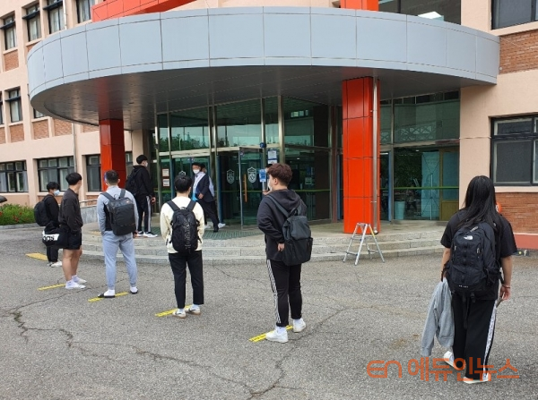 지난 20일 개학한 고3 학생들이 학교 입장 전 2m 간격을 두고 거리두기를 실천하는 모습.(사진=지성배 기자)