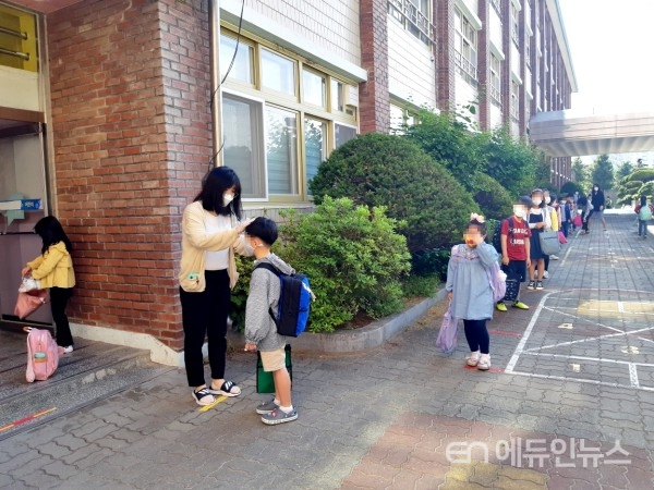 수원의 한 초등학교 학생들이 거리를 두고 학교 건물로 들어가고 있다(사진제공=수원시)