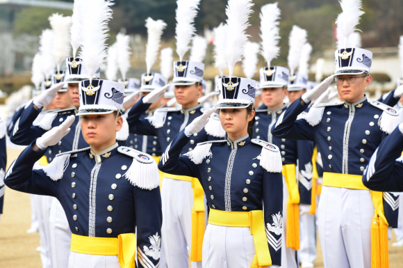 공군사관학교 제64기 졸업식에서 졸업생도들이 임석상관에 대한 경례를 하고 있다. (사진=공군제공)