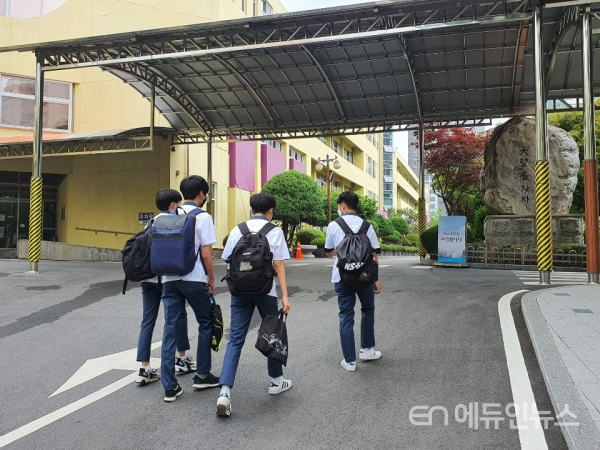 첫 등교하는 고교 1학년 학생들.(사진=지성배 기자)
