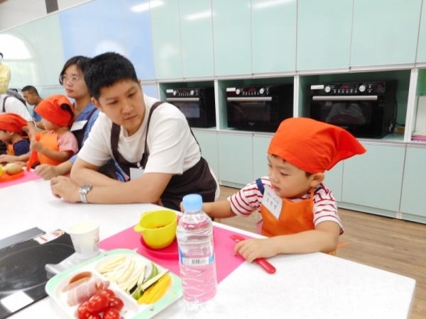 경기 연천군 어린이급식관리지원센터는 신한대 동두천캠퍼스 평생교육원에서 학부모 집합교육 ‘가족과 함께하는 요리보고 조리보고’를 개최했다. (사진=연천군 어린이급식관리지원센터)
