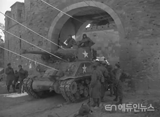1951년 1월28일 수원을 재탈환한 뒤 미군 탱크가 수원화성 장안문을 통과하고 있는 모습(영상캡쳐)