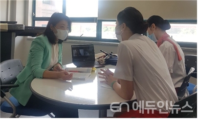 화면 중앙 노트북에 비대면 수업 참여자가 ZOOM으로 수업에 참가하고 있는 모습.(사진=이소영 교수)
