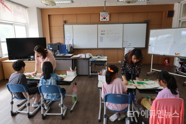 초등학교 저학년 대상 운영 1수업 2교사제가 확대된다.(사진=경북교육청)