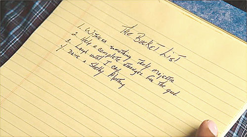 영화 ‘버킷 리스트’에서 주인공이 버킷 리스트를 작성하는 장면.