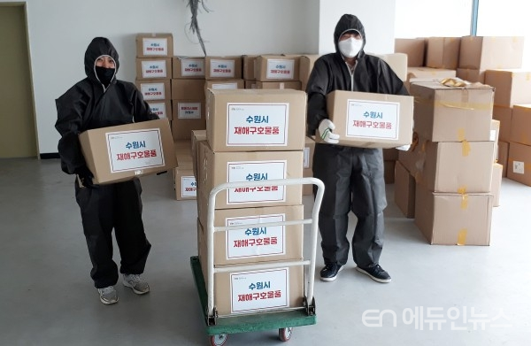 수원지역자활센터 소속 직원들이 코로나19 자가격리자들을 위한 구호물품을 배송하고 있다(사진제공=수원시)
