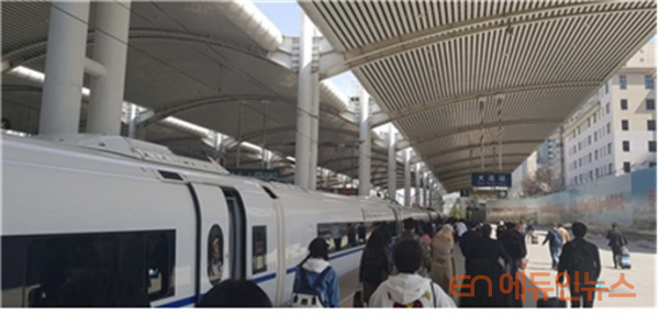 중국의 고속열차. 중국의 기존 이미지와는 다르게 깔끔하다.(사진=김현진 교사)