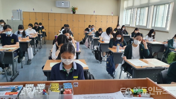 6월 수능 모의평가 준비하는 현대고등학교 학생들.(사진=오영세 기자)