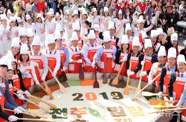 2019년 10월 전주비빔밥 축제를 축하하기 위해 참석한 염태영 수원시장과 수원시 대표단이 비빔밥 퍼포먼스를 함께 하고 있다.(사진제공=수원시)