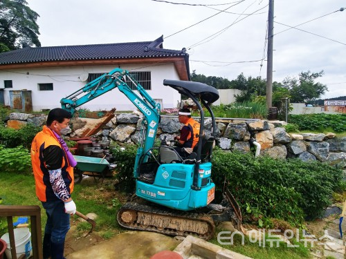 수원 율천동 주민들이 미니포크레인으로 충북 제천시 수해 피해를 복구하는 작업을 벌이고 있다.(사진제공=수원시)