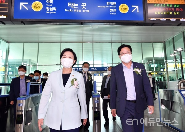 염태영(오른쪽) 시장과 김현미 국토교통부 장관이 사리역을 둘러보고 있다.(사진제공=수원시)