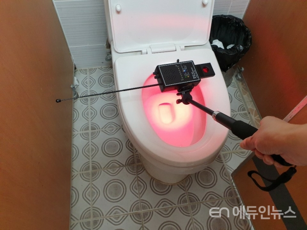 홍동초등학교에서 자체 보유하고 있는 탐지 장비를 통해 학교 화장실 불법카메라를 조사하고 있는 모습.(사진=충남교육청)&nbsp;