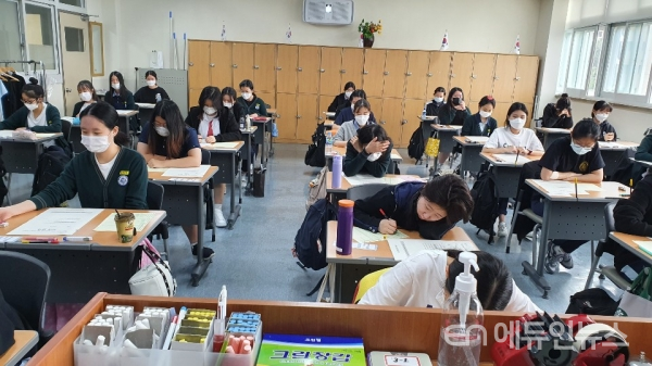 16일 오전 서울 현대고등학교 3학년 학생들이 대학수학능력시험(수능) 전 마지막 한국교육과정평가원 주관 모의평가를 치르고 있다.(사진=오영세 기자)&nbsp;<br>