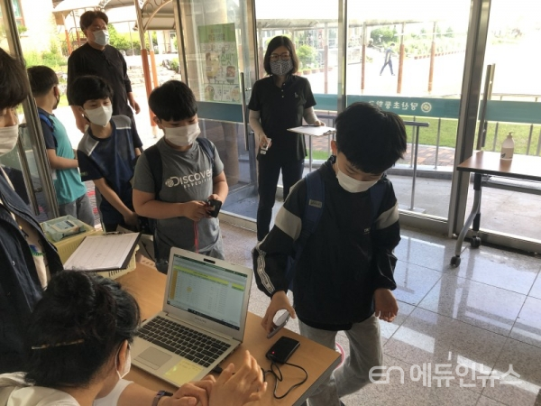 &nbsp;충남 당산초 학생들이 등교하면서 NFC 태그를 하는 모습.(사진=충남교육청)<br>