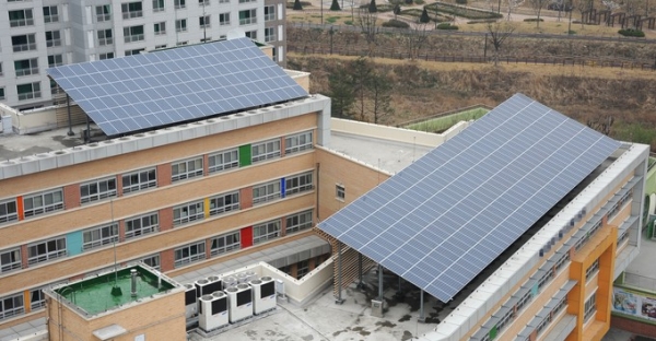 태양광발전설비가 설치된 학교. 자료사진<br>