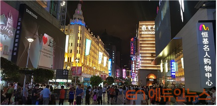 상하이 난징동루의 밤.(사진=김현진 교사)