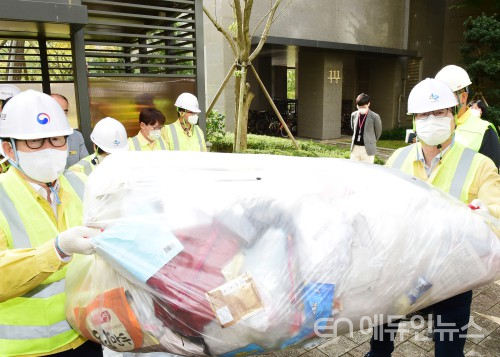 염태영(오른쪽) 시장과 조명래 환경부 장관이 영통구 한 아파트단지에서 재활용품 수거를 돕고 있다(사진제공=수원시)