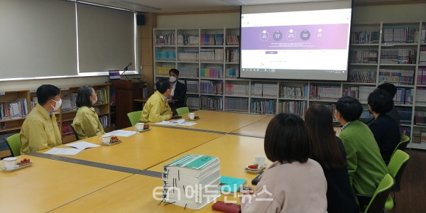 광주시교육청이 9일 광주세광학교에서 특수학교 원격수업 진행 상황을 살펴보고 있다. (사진=광주시교육청)