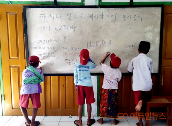 지난해 인사동에서 열린 '찌아찌아 마을의 한글학교' 사진전에는 한글을 도입한 아프리카 찌아찌아족 아이들이 한글을 쓰는 모습이 담겨 있다.