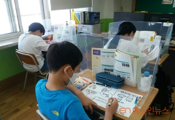 비주얼씽킹을 활용한 과학 수업에 집중하는 학생 모습.(사진=김충경 교사)