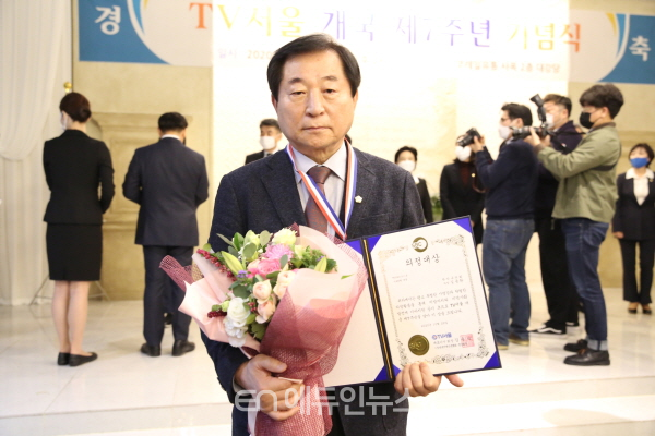 길용환 의장이 29일 의정대상을 수상한 후 기념촬영을 하고 있다. (사진제공=관악구의회)