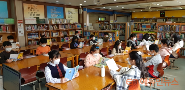 2020년 담임교사가 실시하는 도서관 활용 수업 시간에 학생들이 독서를 하고 있다.(사진=박혜원 사서교사)