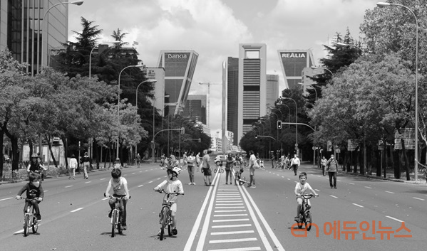 스페인 마드리드 – 거리를 바라보는 자 거니는 자 모두 새로운 풍경을 갖게 된다.(사진=https://www.c40knowledgehub.org/s/article/Prioritising-cyclists-and-pedestrians-for-a-safer-stronger-recovery?language=en_US ⓒ Jose Ruales)