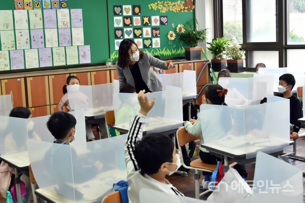 부산 전면 등교수업 첫날인 2일 동현초등학교 교실 모습.(사진=부산교육청)&nbsp;