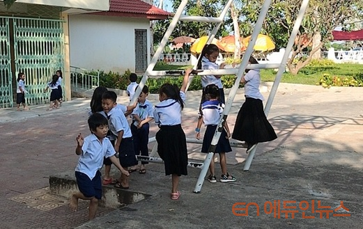 캄보디아 아이들이 친구들과 뛰어 노는 모습.(사진=최지은)