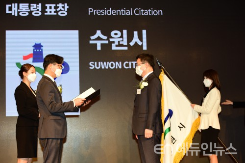 지난 11월 19일 대한민국디자인대상 시상식에서 염태영(오른쪽) 수원시장이 대통령 표창을 받고 있다.(사진제공=수원시)