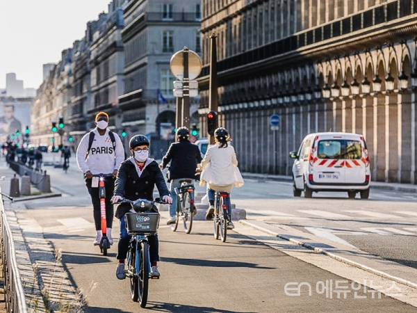 코로나로 인한 도시 풍경의 변화: 자전거와 전동 퀵보드 이용자가 증가하였다.(출처=123rf.com ©Jerome Labouyrie)