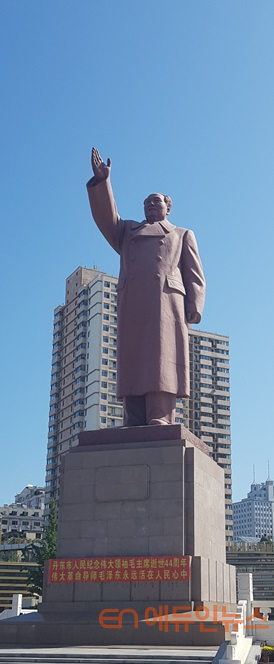 단둥역 앞 마오쩌둥 동상.(사진=김현진 교사)