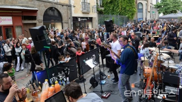 음악 축제는 익숙한 장소가 순간적으로 바뀌는 재미를 제공한다.(출처=https://www.ouest-france.fr)