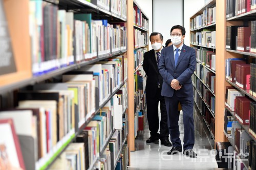 지난 12월 선경도서관을 둘러보고 있는 염태영 수원시장(사진제공=수원시)