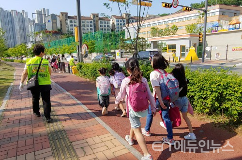 초등학생의 등·하굣길에 '보행 안전 지도사'가 함께하는 모습(사진제공=수원시)