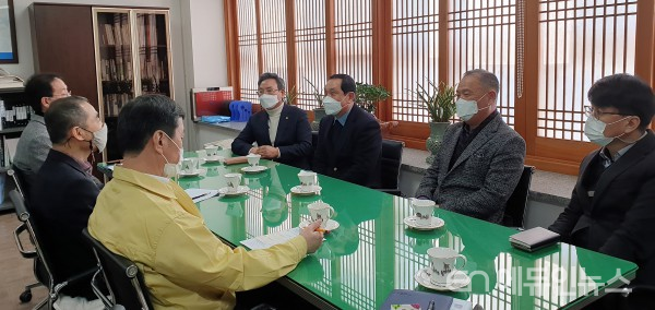 조무영(왼쪽 2번째) 제2부시장이 운수업계 분야별 대표자들과 이야기를 나누고 있다(사진제공=수원시)