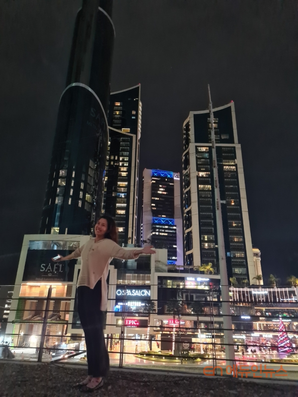 멕시코 주상복합 아파트와 쇼싱몰이 한 곳에 있는 타워 앞에 서 있는 선우림 배우.(사진=선우림)