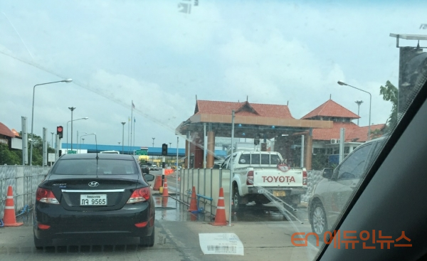태국과 라오스 국경 통과 전 차 검역을 위해 줄 선 차량들.(사진=선우림 배우)