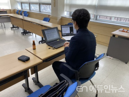 김석 (주)직거래 대표가 온라인 교육을 진행하고 있다(사진제공=수원시)