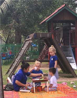 동남아 국제 유치원 마당에서 아침 간식을 먹는 아이들의 모습.(사진=선우림)