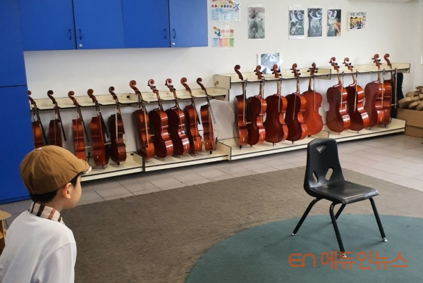 북중미 학교 등록을 위해 찾아간 학교에는 바이올린이 비치돼 있었다.(사진=선우림)