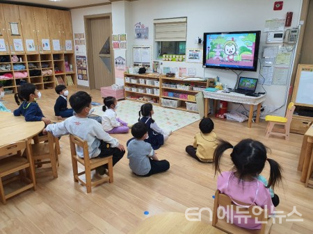 교육영상 키트를 시청하는 어린이들 모습(사진제공=수원시)