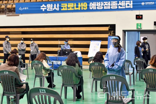 수원1호 예방접종센터가 설치된 아주대체육관에서 모의훈련을 진행하고 있다.(사진제공=수원시)